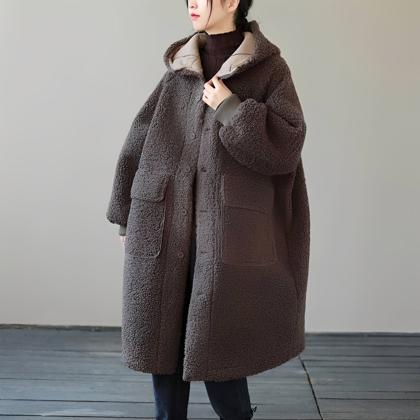 Sophie - Oversize'owy płaszcz z ekologicznego futra z kapturem dla kobiet