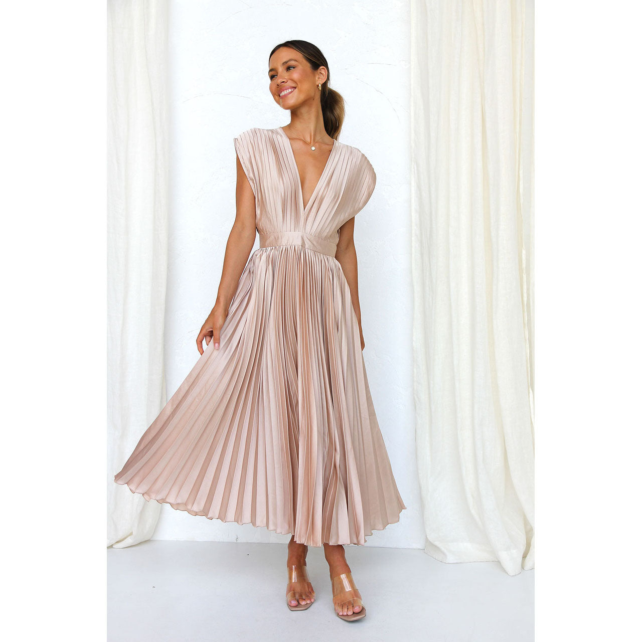 Melina – Plisowana Bezrękawnikowa Suknia Maxi