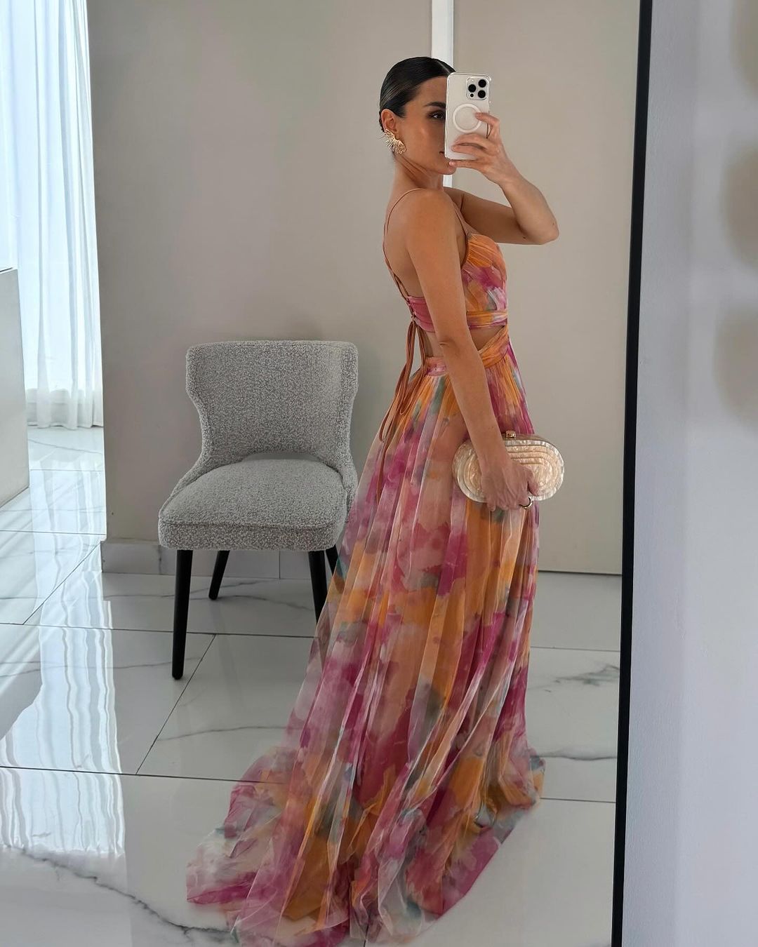 Alina – Długa sukienka z dekoltem V dla gości weselnych