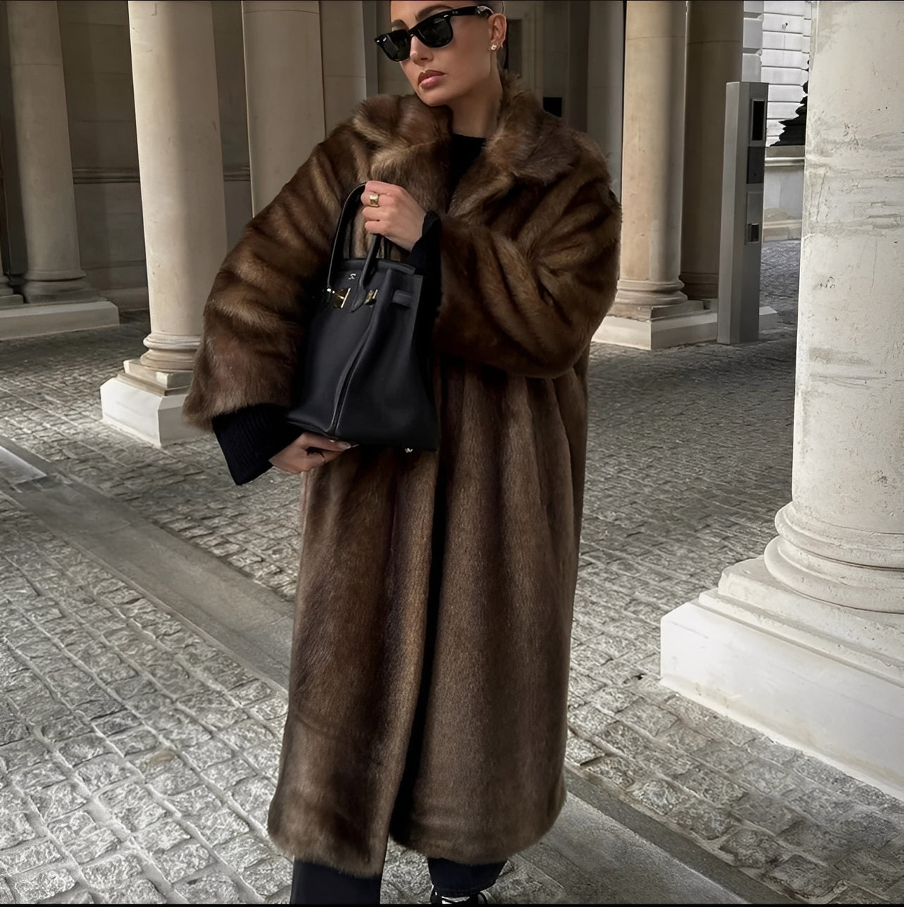 Carmella - Stylowy długi płaszcz z imitacji futra dla kobiet