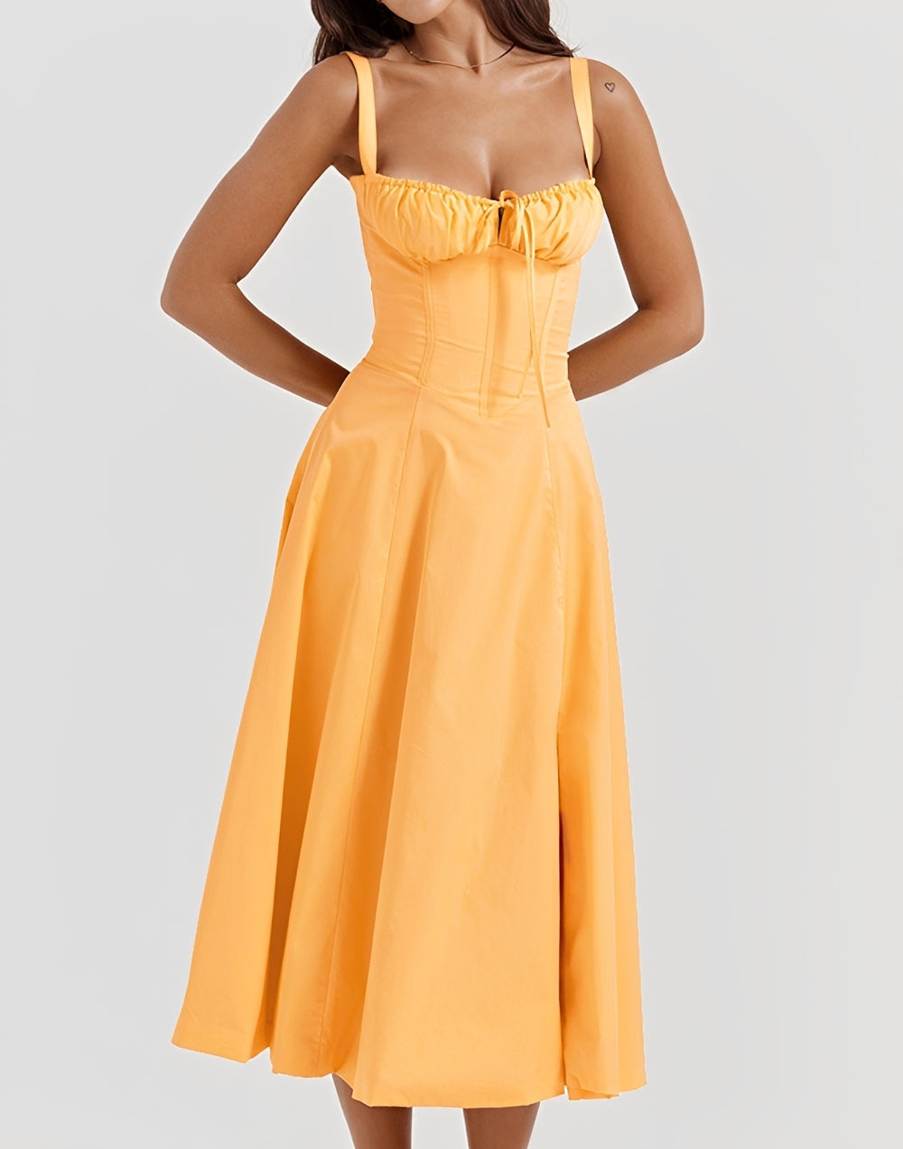 Alyssa - Dopasowana midi sukienka w kwiatowy wzór dla kobiet