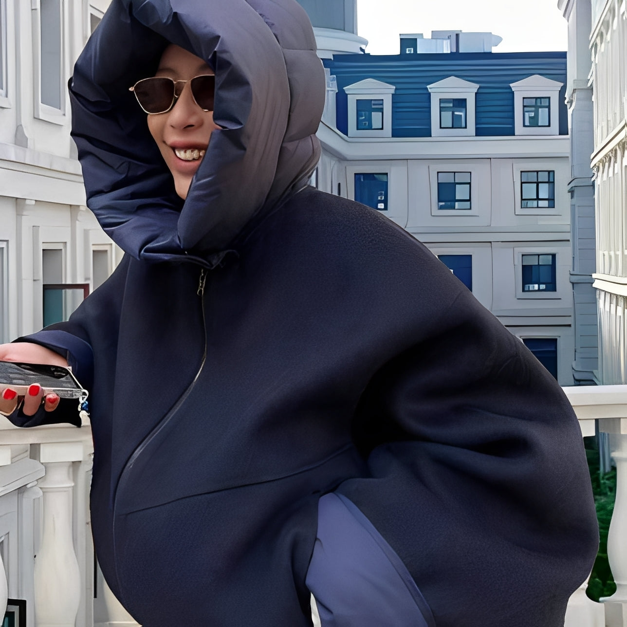 Alexa - Luźna wełniana kurtka z kapturem dla kobiet