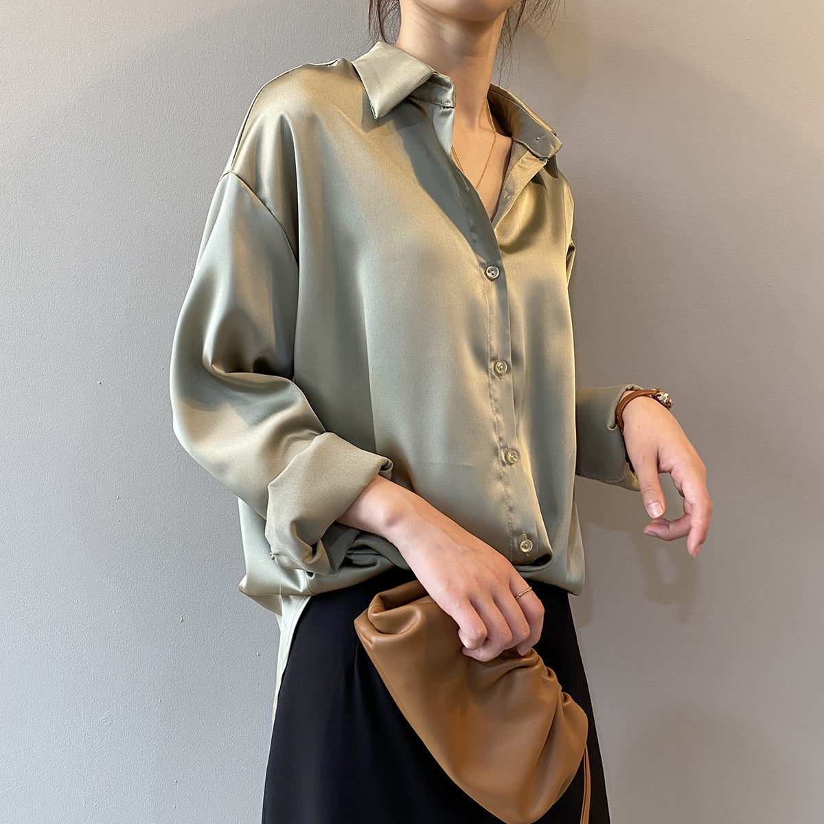 Briana - Stylowa bluzka z satyny i jedwabiu z guzikami dla kobiet