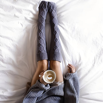 Shannon - Długie, ciepłe skarpety do kolan z kulką dla kobiet