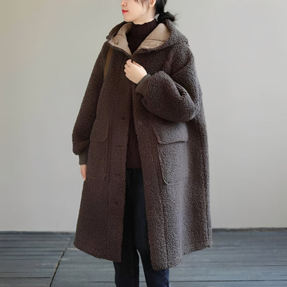 Sophie - Oversize'owy płaszcz z ekologicznego futra z kapturem dla kobiet