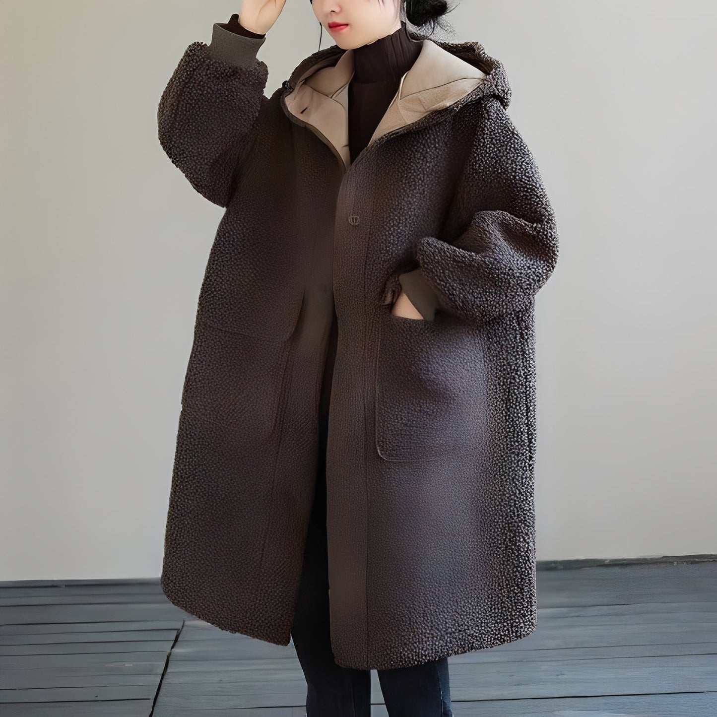 Sophie - Oversize'owy płaszcz z ekologicznego futra z kapturem dla kobiet