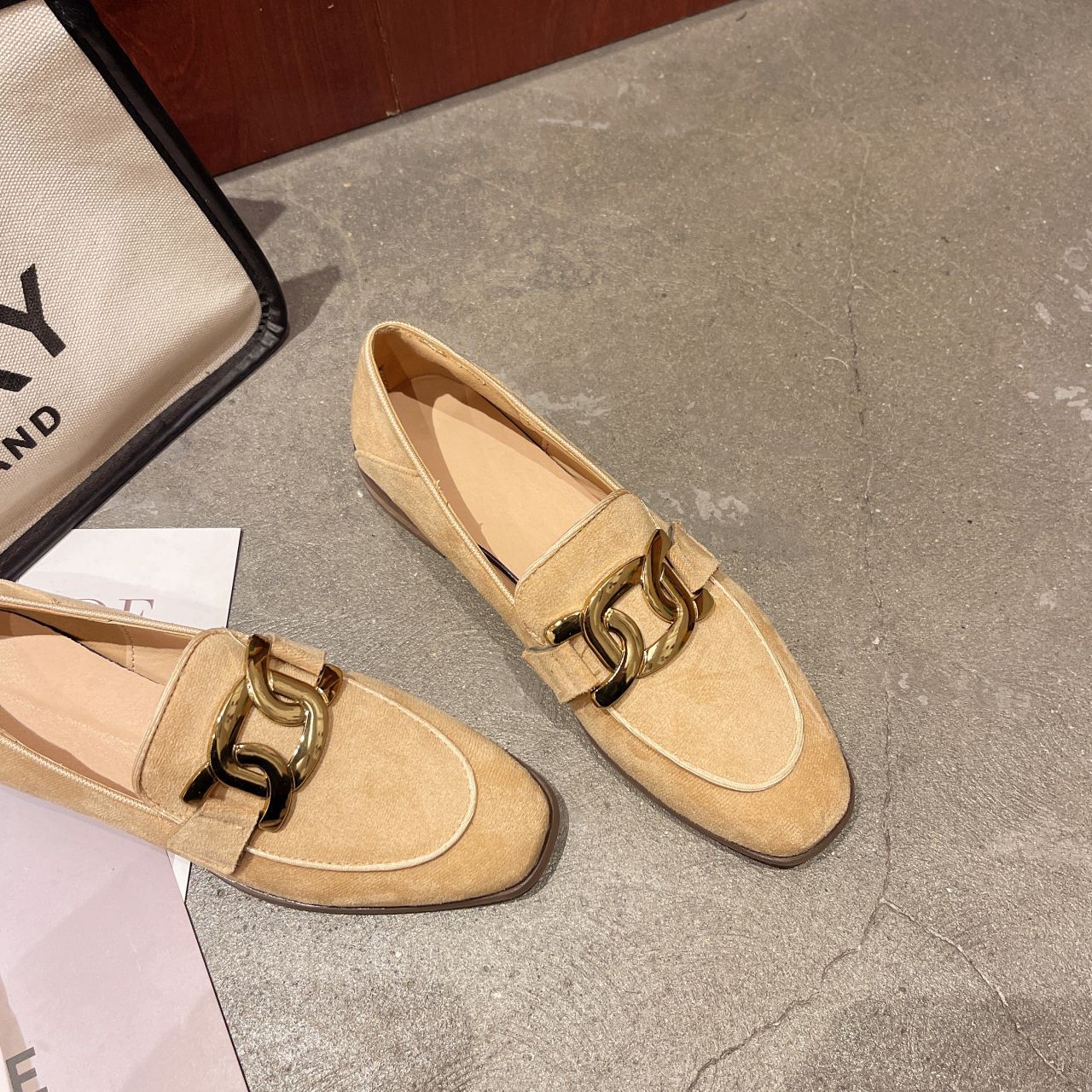 Alice - Klasyczne, solidne loafersy z zamszu dla kobiet