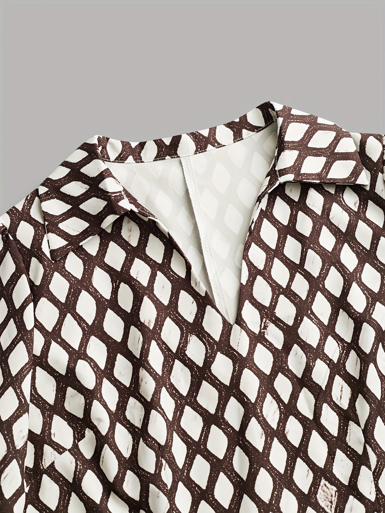 Bella - Elegancka sukienka w romby z dopasowaną talią