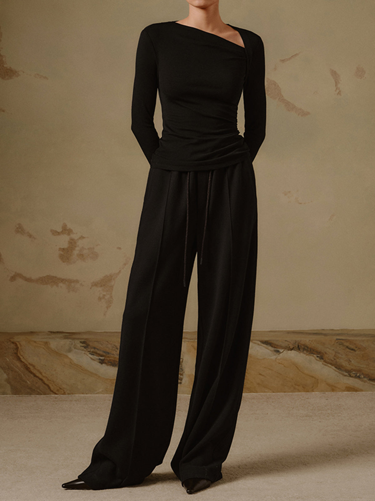 Selina – Prążkowany Asymetryczny Top z Długim Rękawem