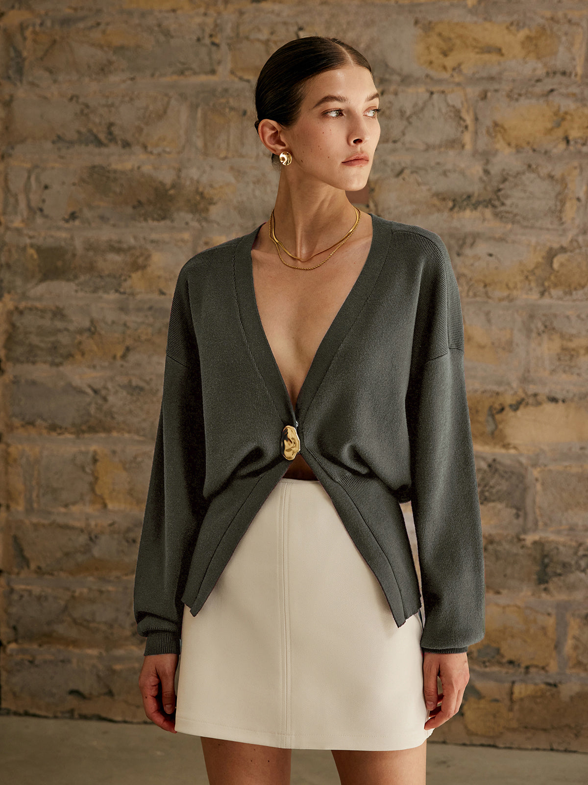 Clarissa – Sweter z złotymi guzikami