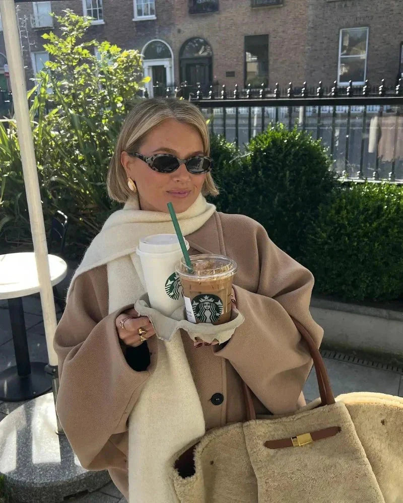 Jessy – Beżowy płaszcz dla pań na zmienną pogodę