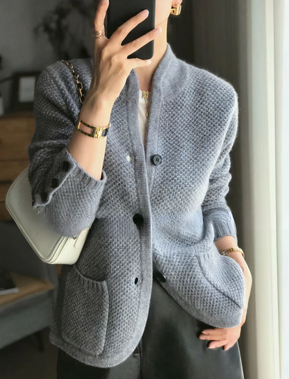 Carissa - stylowy kaszmirowy sweter z guzikami dla kobiet