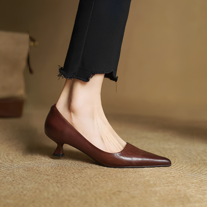 Rhea - Eleganckie skórzane czółenka z ostrym noskiem dla kobiet