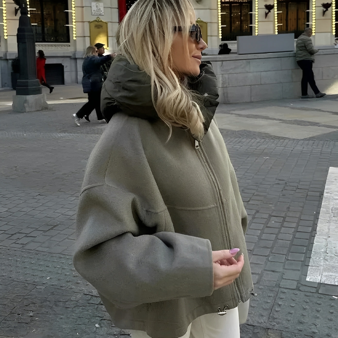 Alexa - Luźna wełniana kurtka z kapturem dla kobiet