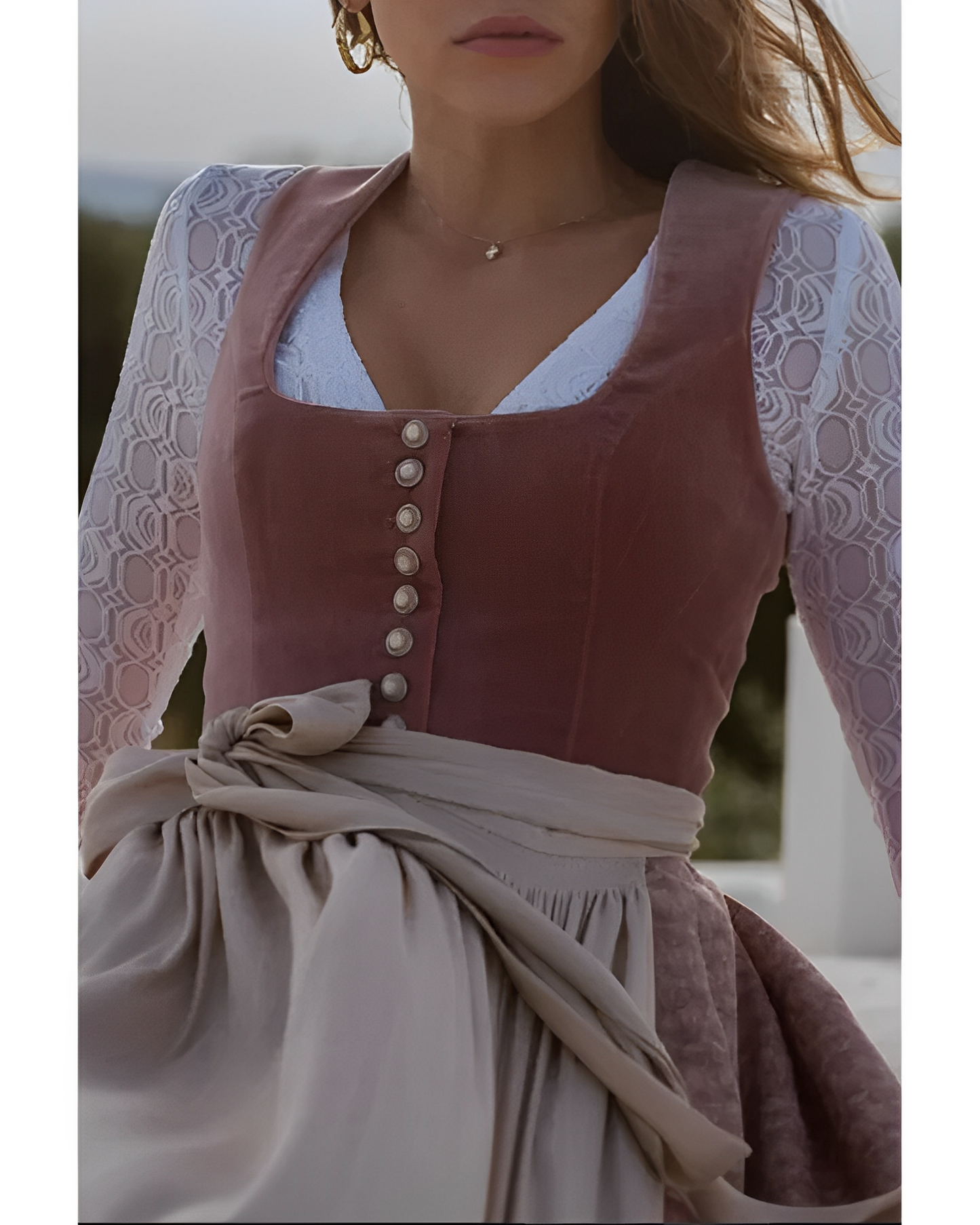 Greta – Średniej długości dirndl z kwadratowym dekoltem